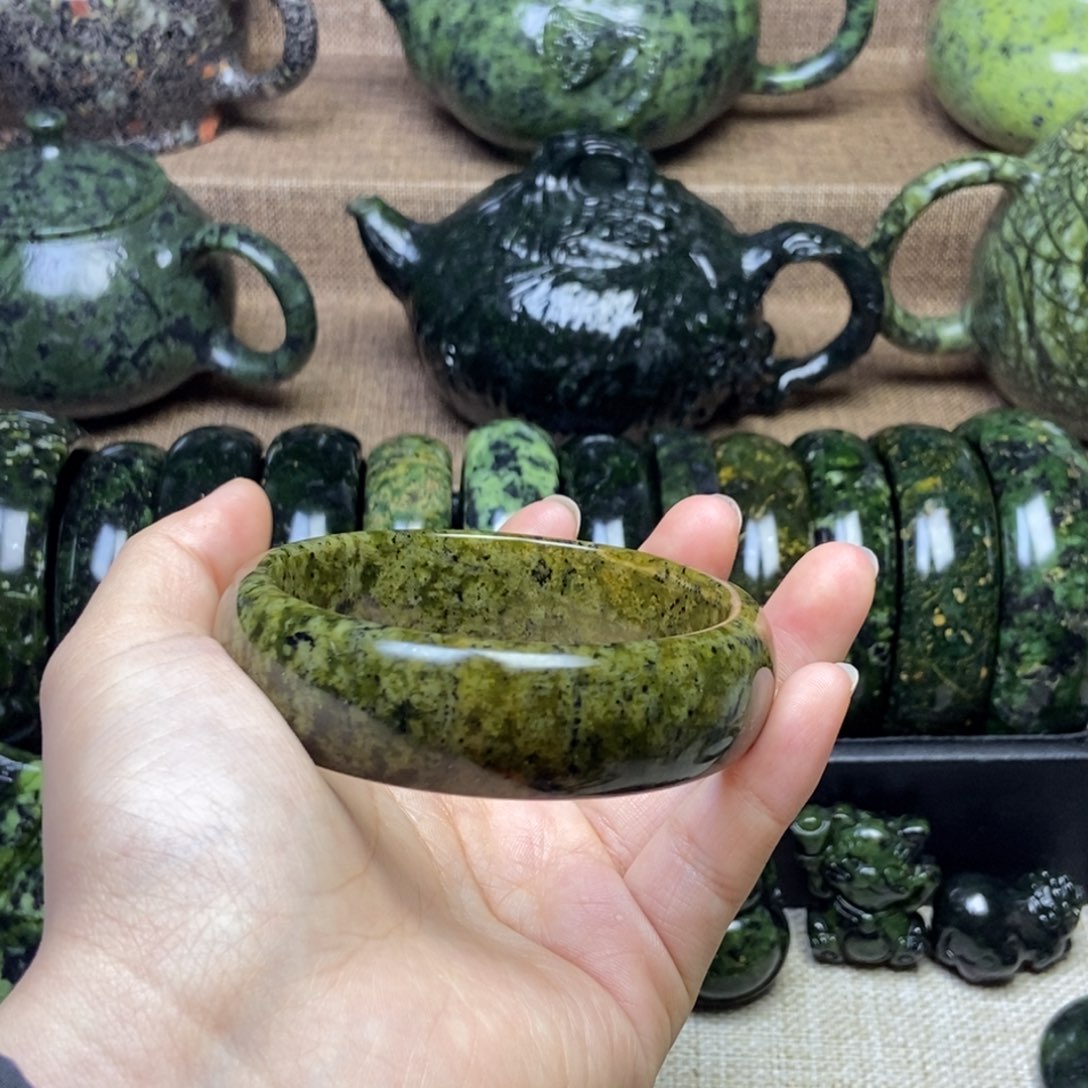 潇***6蛇纹石玉未镶嵌药王石手镯