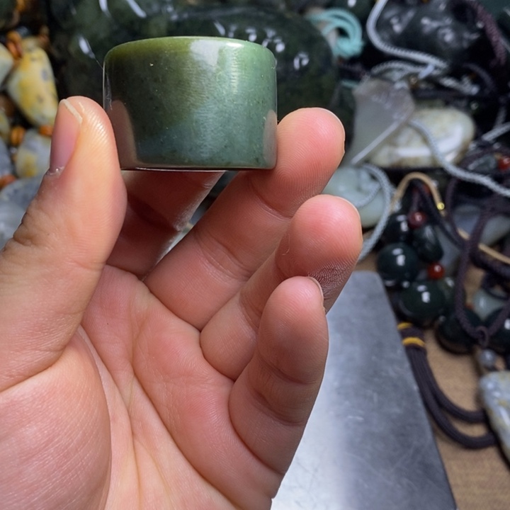 L***y和田玉未镶嵌挂件