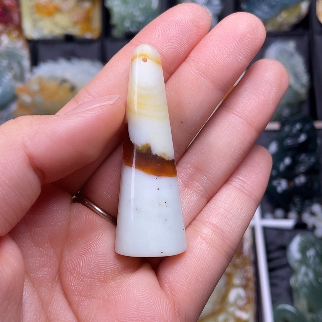 蛇纹石玉未镶嵌颈饰