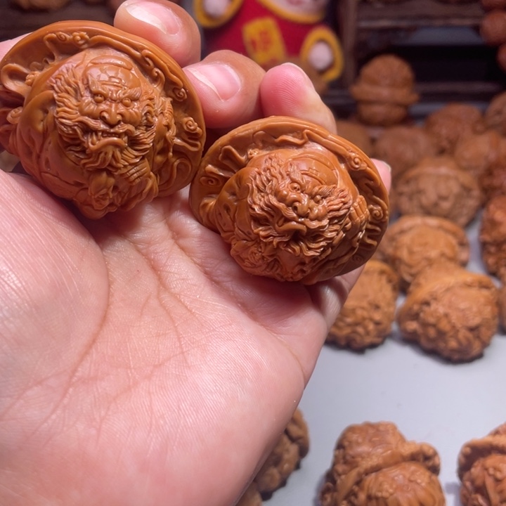 一**鸟白狮子雕刻的钟馗