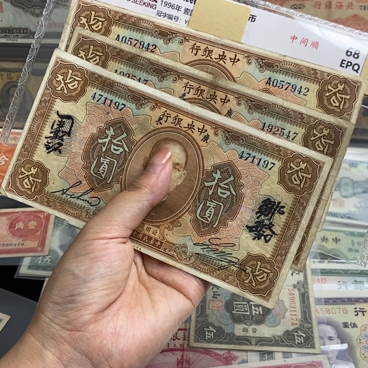 随机发一张原票。                