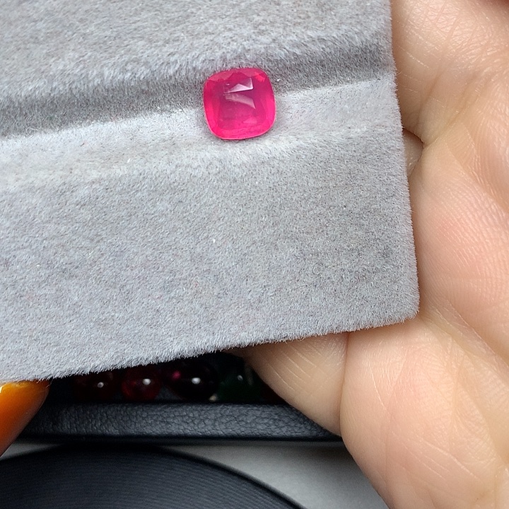 尖晶石裸石1.57ct热粉色马亨盖吉尔德