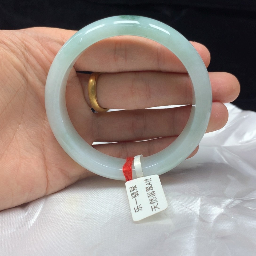 翡翠未镶嵌手镯（圆镯）57.5