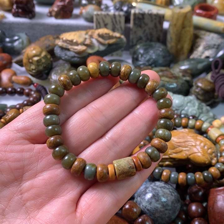 未镶嵌岫岩河磨玉（透闪石质玉）把件