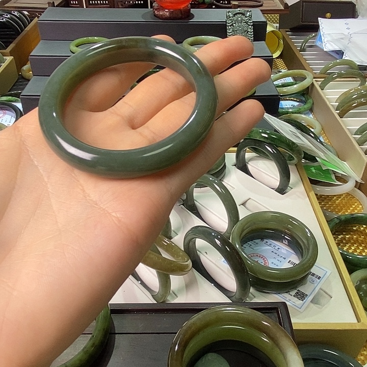 毛***球和田玉未镶嵌手镯