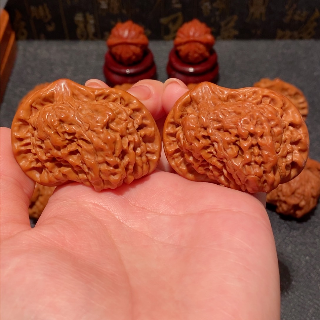 文玩核桃吊坠犀牛望月