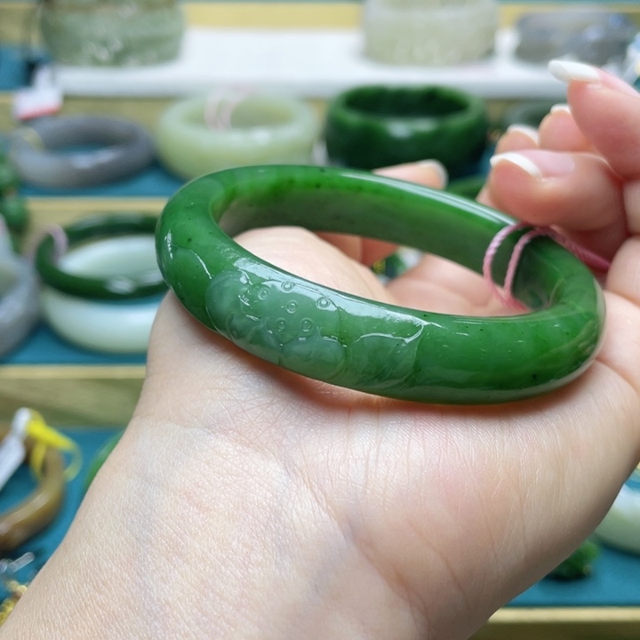 和田玉手镯57圈口。编号77未镶嵌