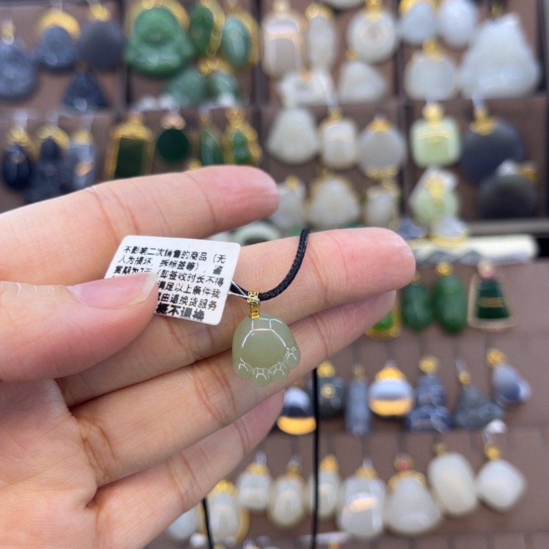 和田玉18K金镶嵌吊坠