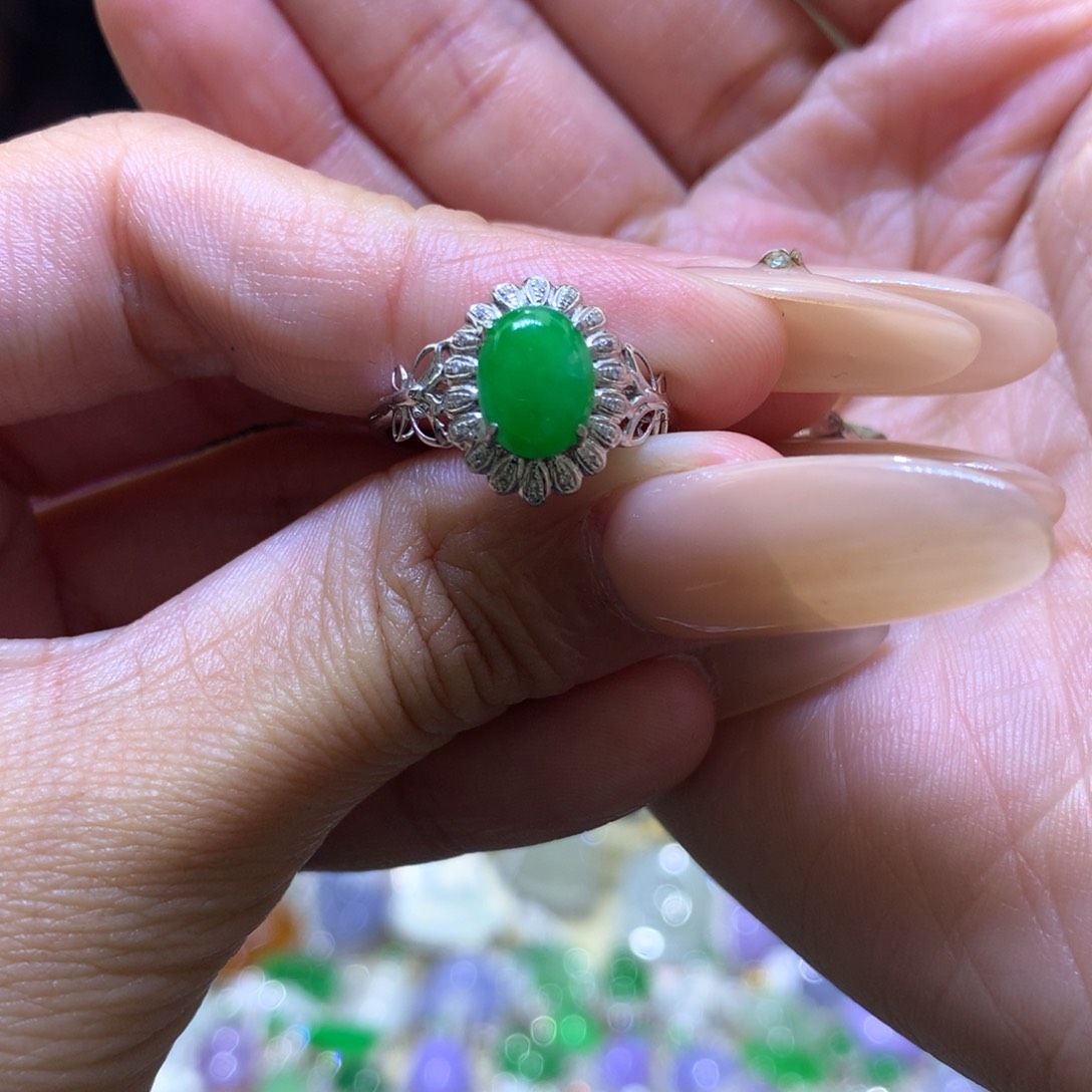 颈饰18K金镶嵌翡翠