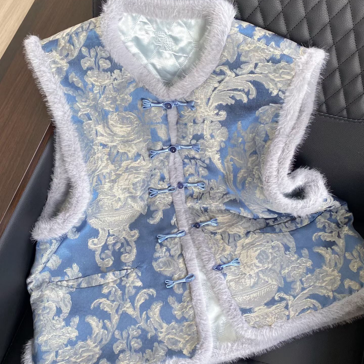 2025秋冬新款新中式显白高级提花马甲无袖国风夹棉拼接毛毛边上衣