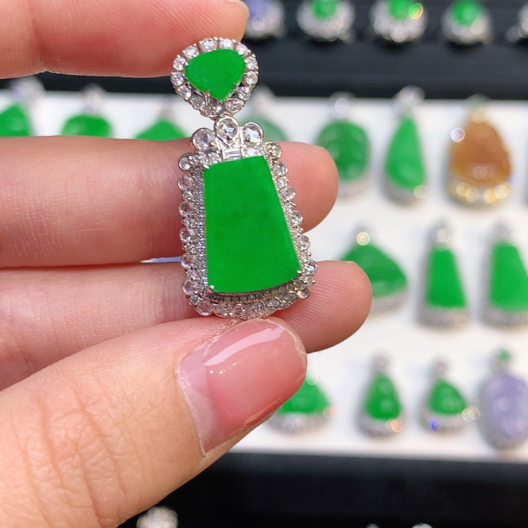 翡翠18K金镶嵌颈饰翡翠