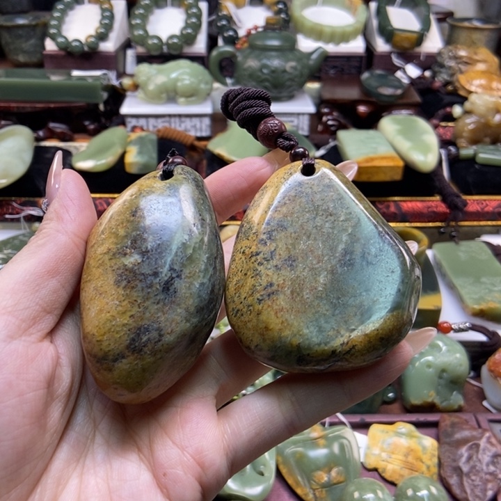 未镶嵌岫岩河磨玉（透闪石质玉）把件小***式