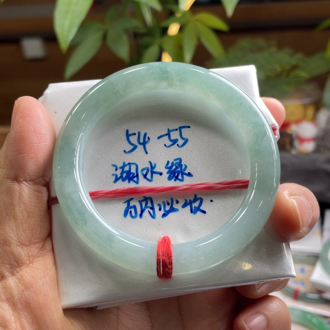 翡翠手镯未镶嵌翡翠