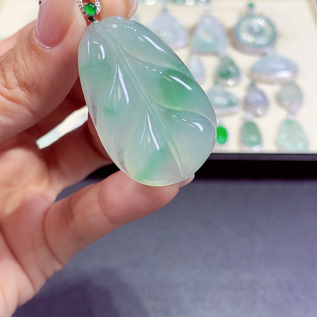 翡翠18K金镶嵌颈饰翡翠