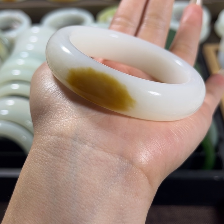 和田玉未镶嵌手镯