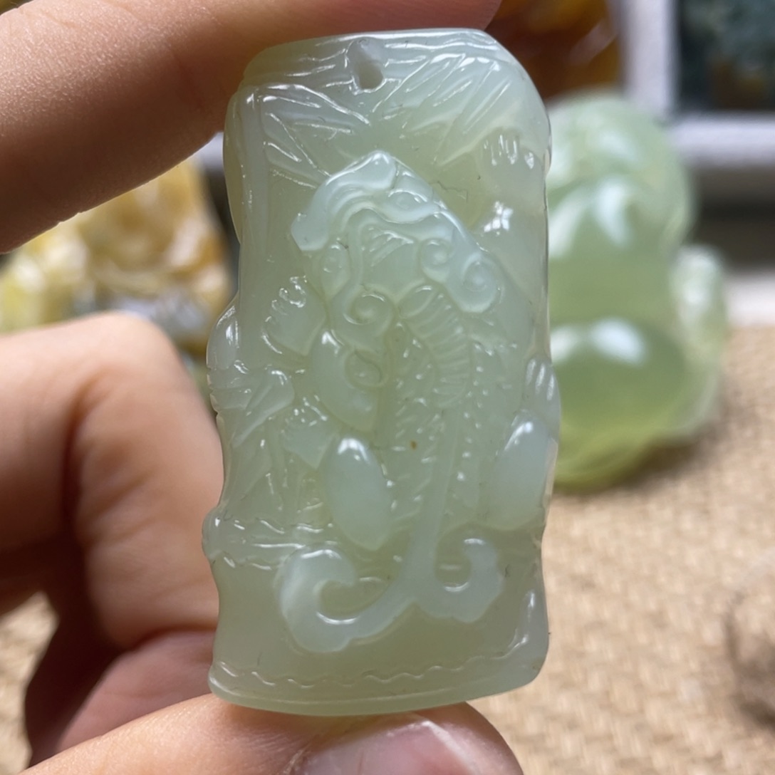 蛇纹石玉颈饰未镶嵌