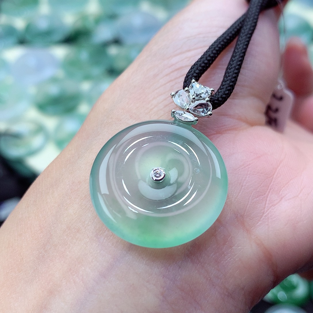 翡翠18K金镶嵌颈饰编号42。尺寸30.8-23-5.5