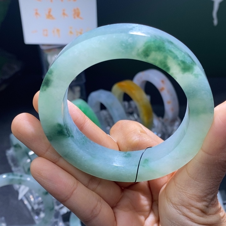 未镶嵌翡翠定制翡翠春****。