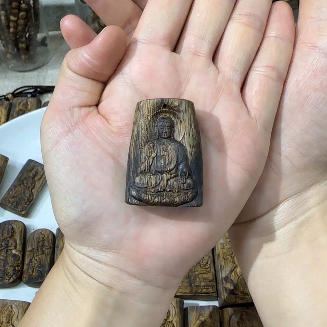 沉香吊坠素牌雕刻大日如来佛10.9克
