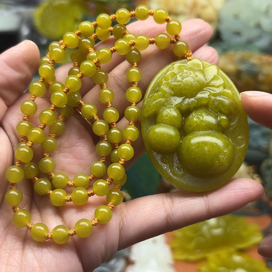 蛇纹石玉未镶嵌颈饰