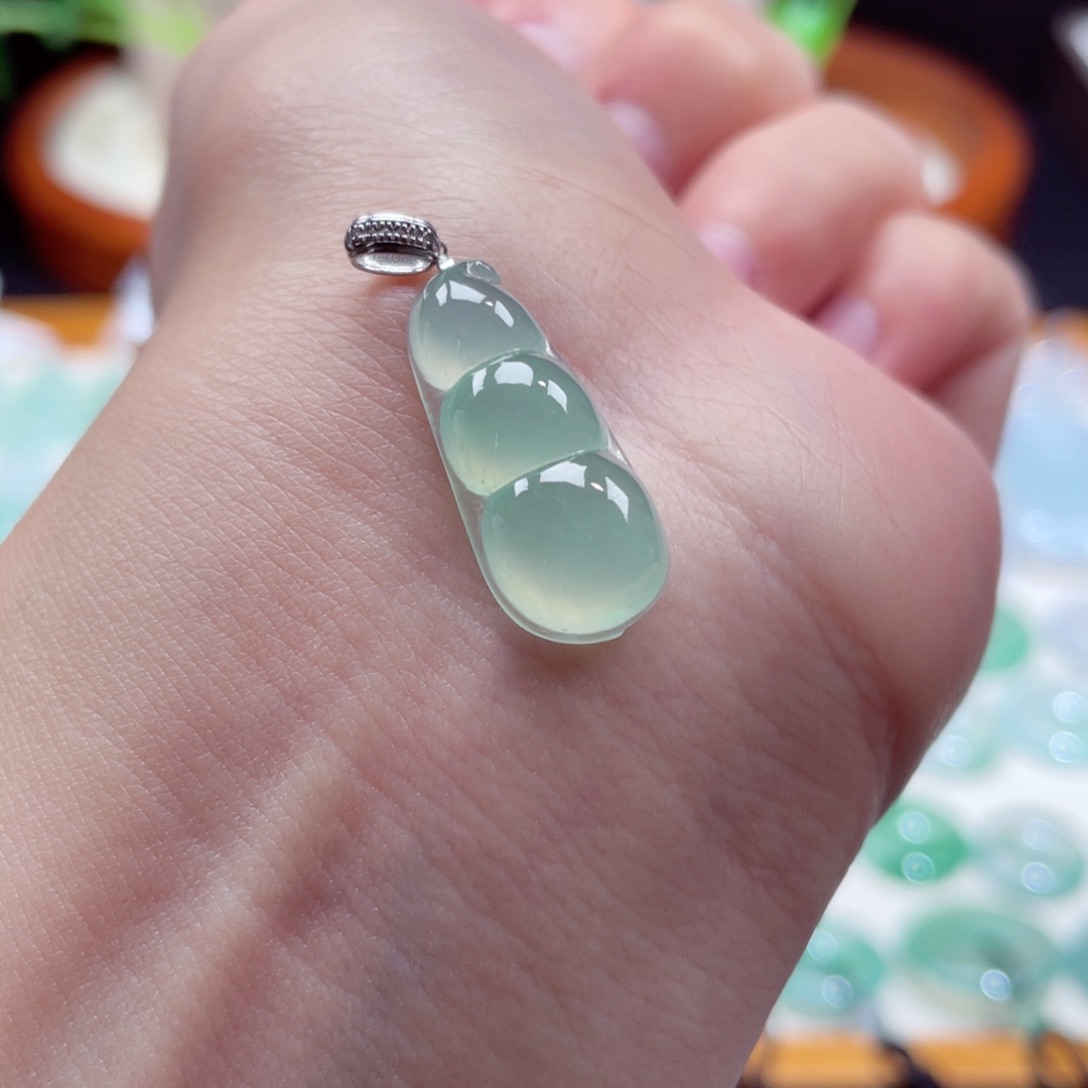 翡翠颈饰18K金镶嵌豆子