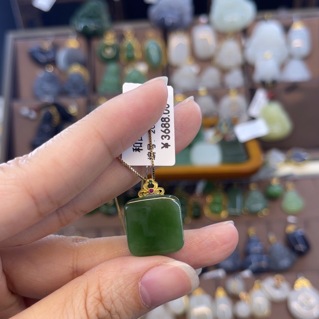 和田玉吊坠18K金镶嵌