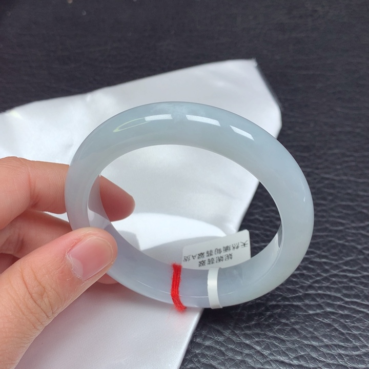 翡翠手镯未镶嵌。