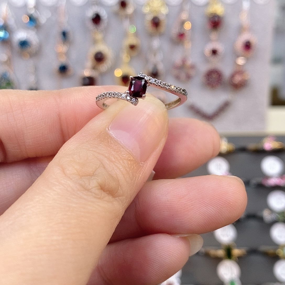 碧玺戒指银S925镶嵌卢比来