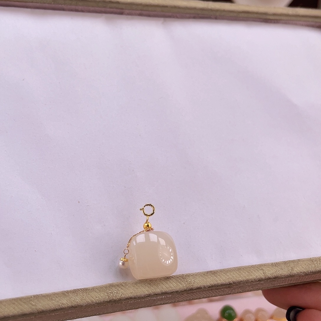 和田玉吊坠(不含链)18K金镶嵌