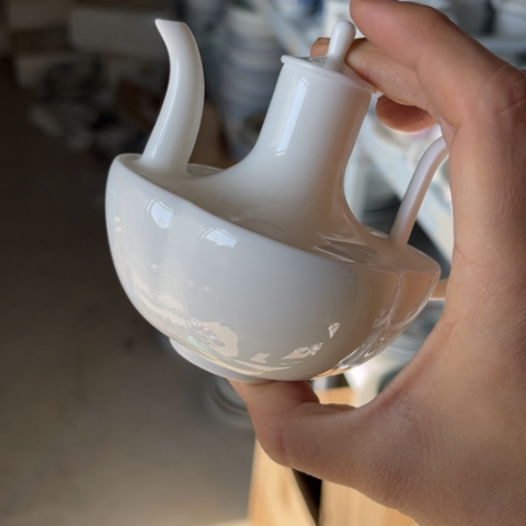 其他瓷酒壶一个陶瓷