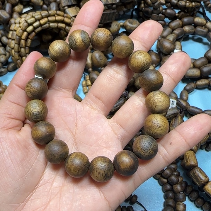 沉香手串乌身多样性发货一条卡13-13克