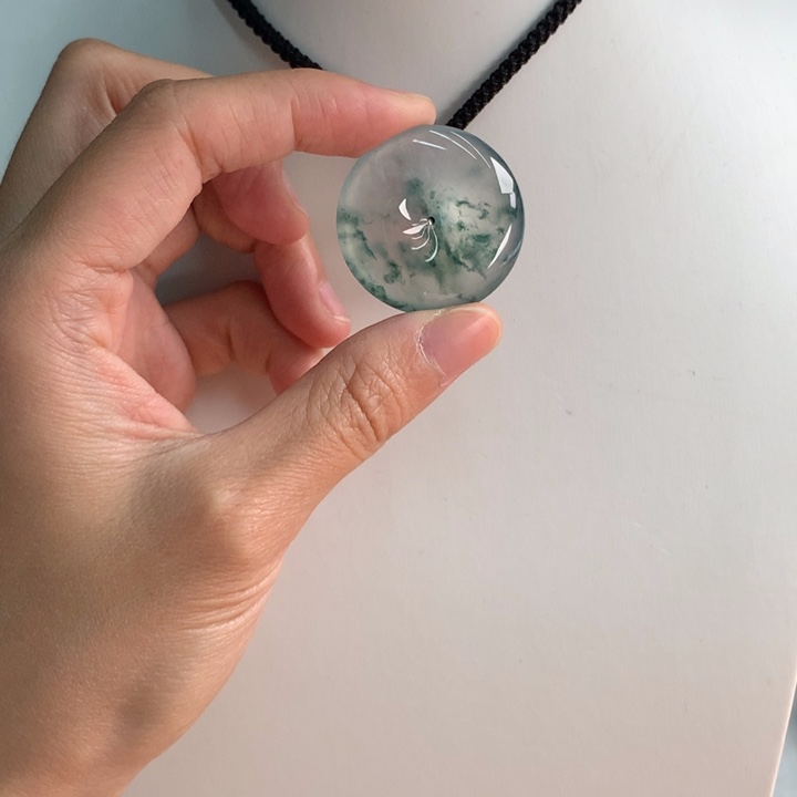 翡翠挂件未镶嵌…..