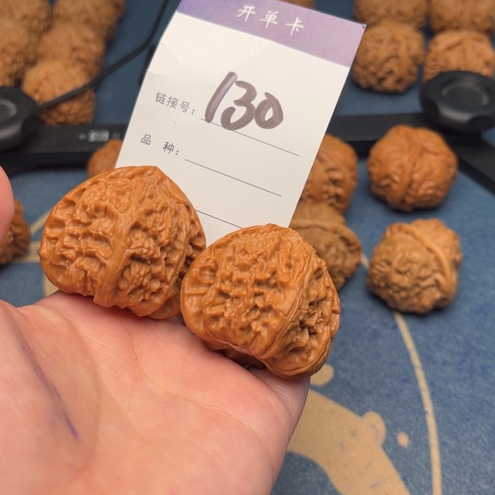 吊坠文玩核桃M**o三角白 43精修 130