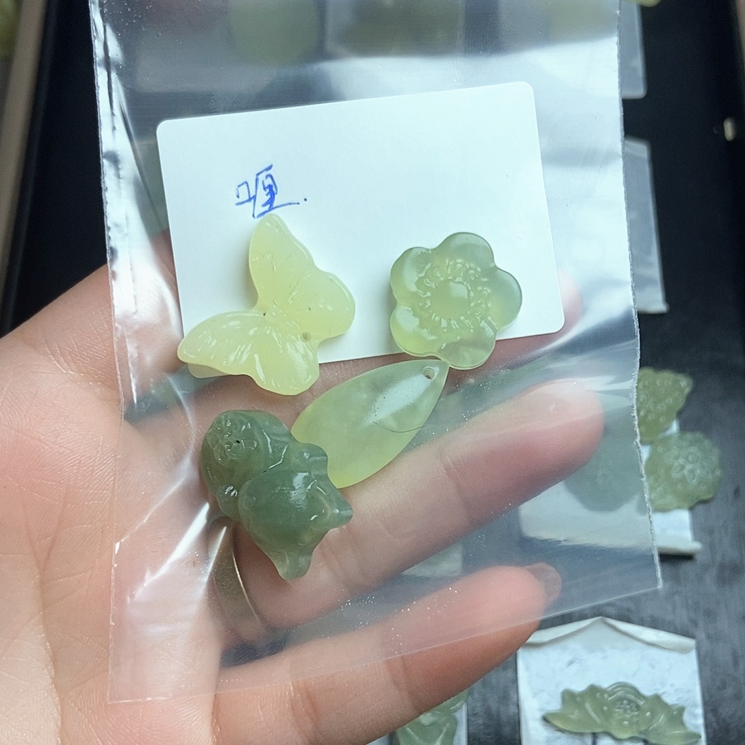 喱***)蛇纹石玉未镶嵌颈饰