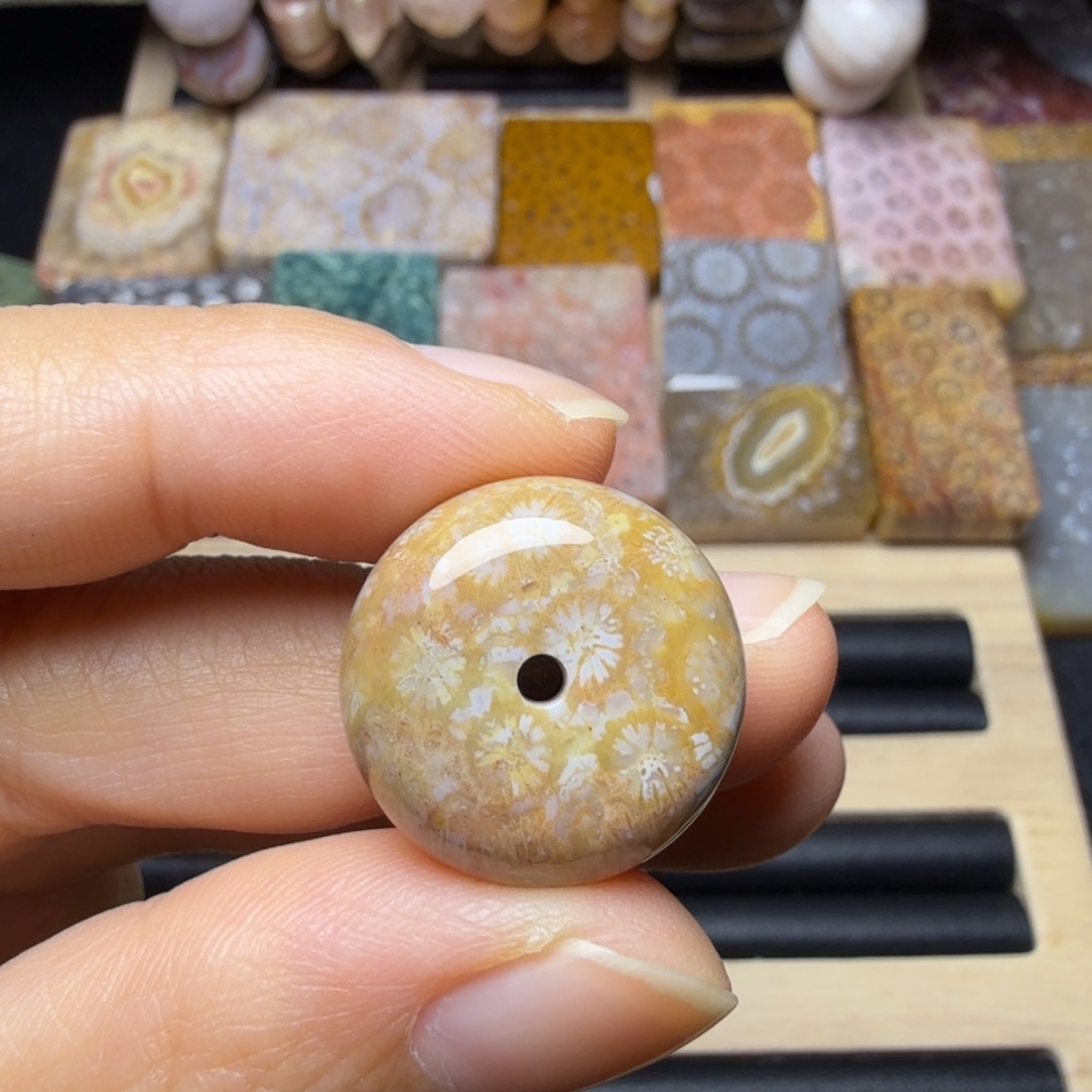 硅化玉未镶嵌彩花，小面包扣