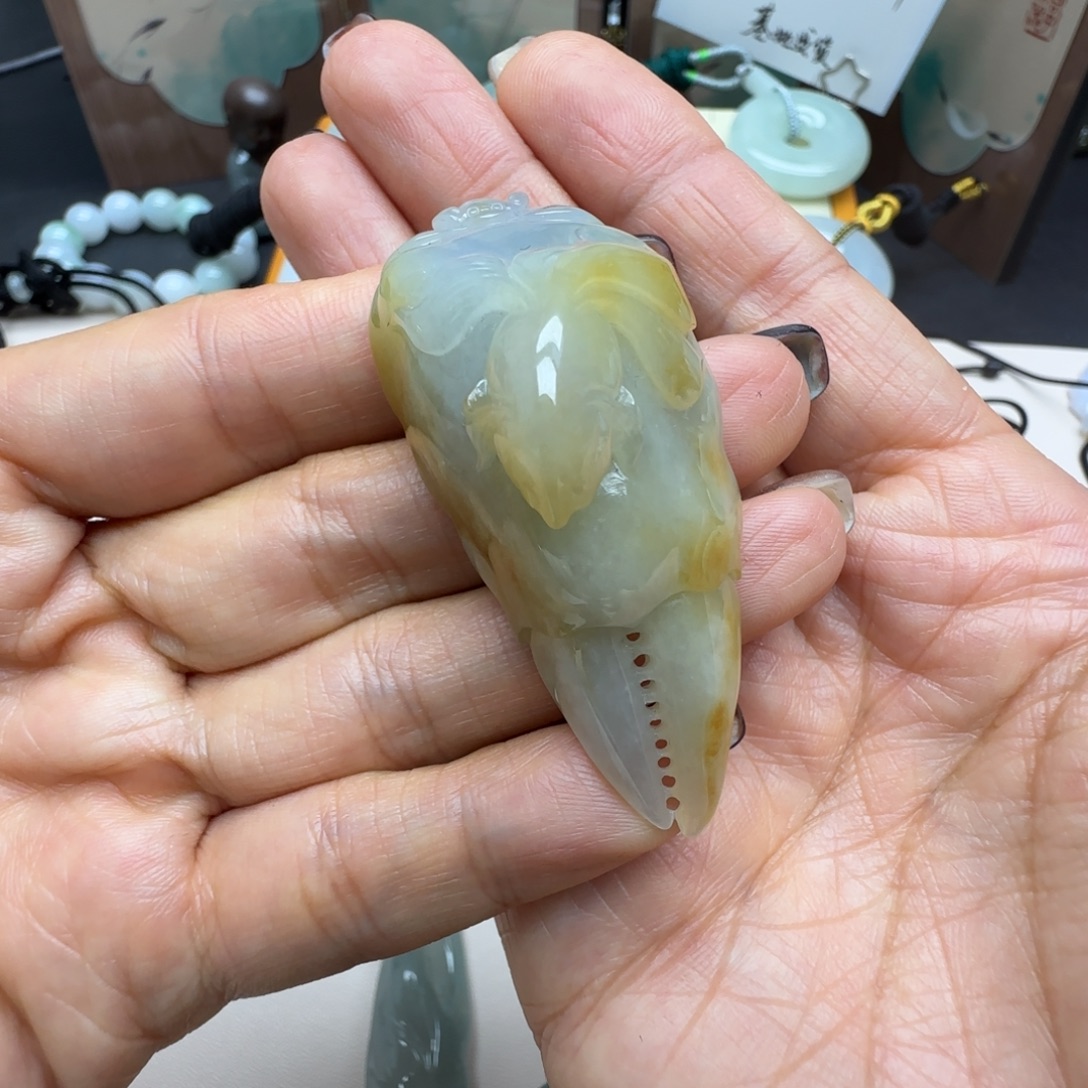 六***水翡翠未镶嵌颈饰蟹钳