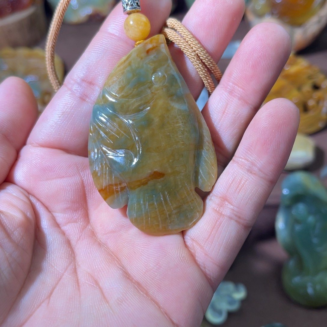 蛇纹石玉未镶嵌颈饰