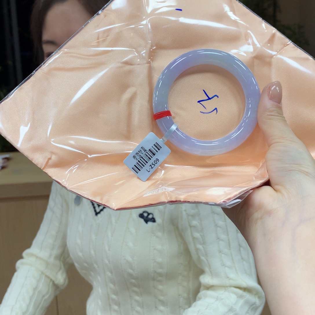 翡翠手镯未镶嵌不退不换