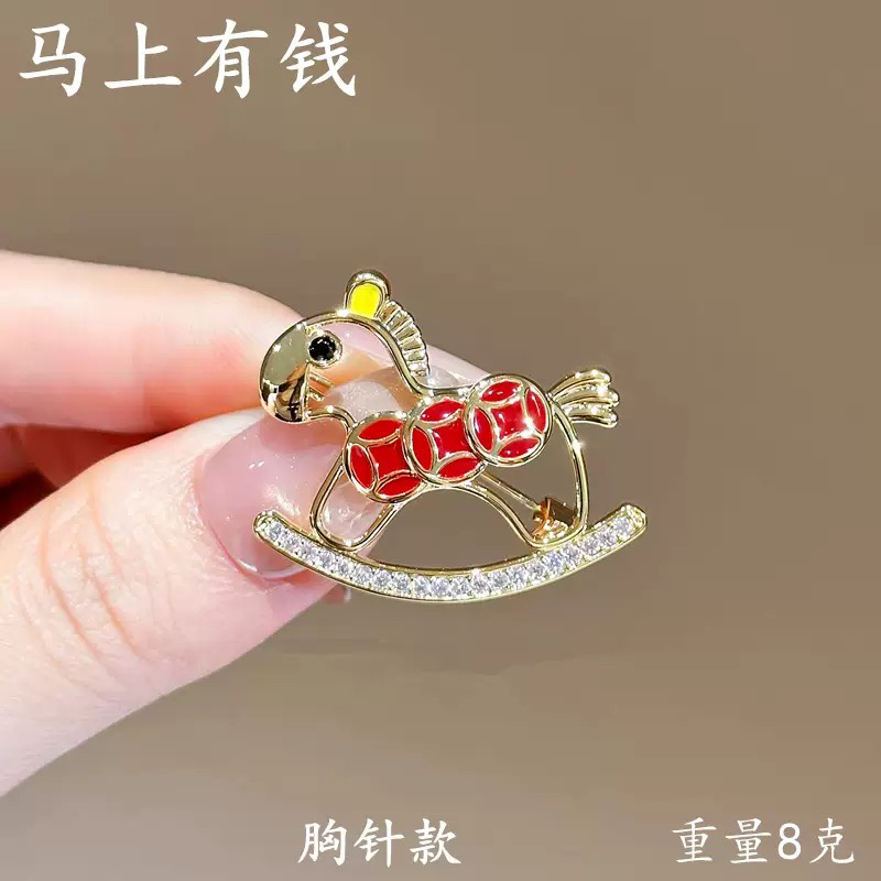 铜合金合成锆石胸针 【88528】2026年冬季新款马年马上有钱胸针
