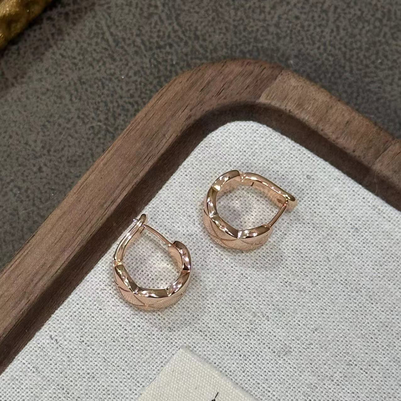 铜合金耳饰 轻奢玫色菱格耳扣-67313