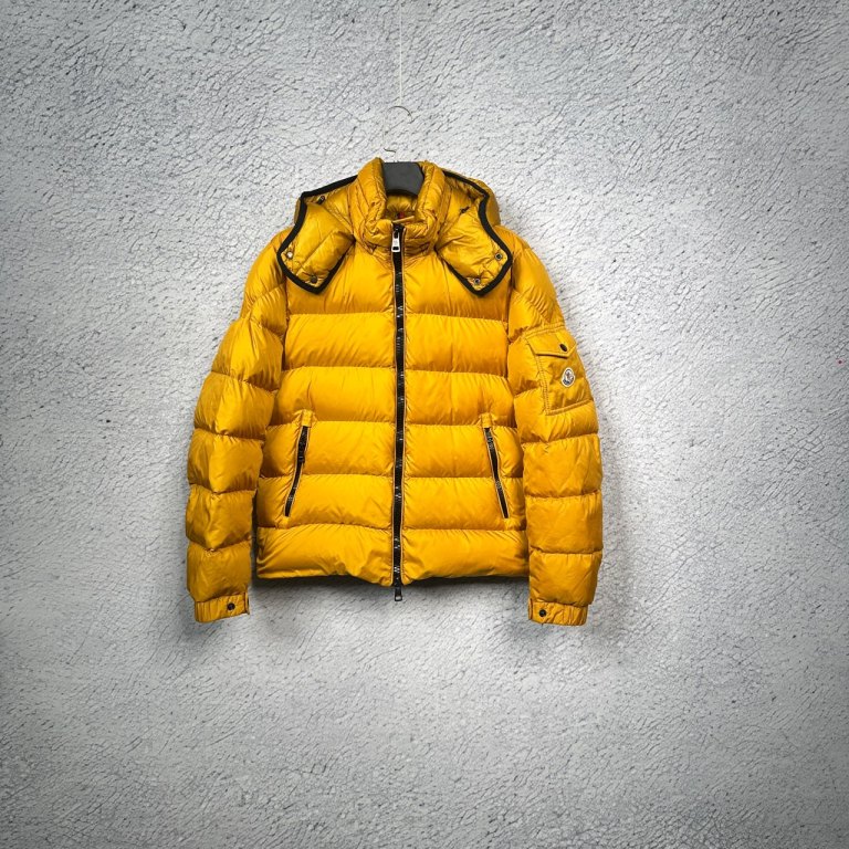 99新 MONCLER 盟可睐土黄色黑边连帽羽绒服外套 