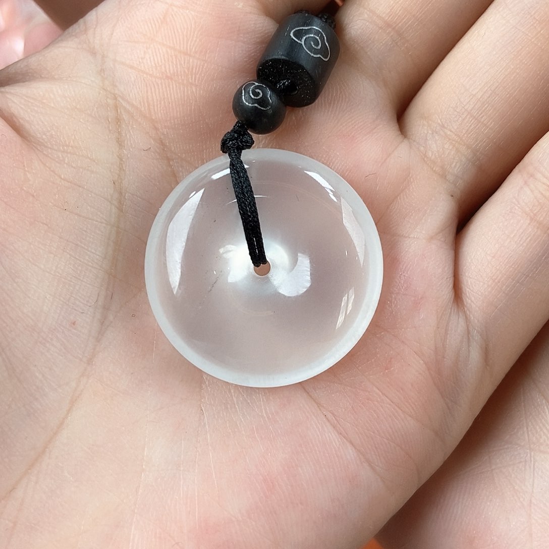 石英质玉未镶嵌颈饰?