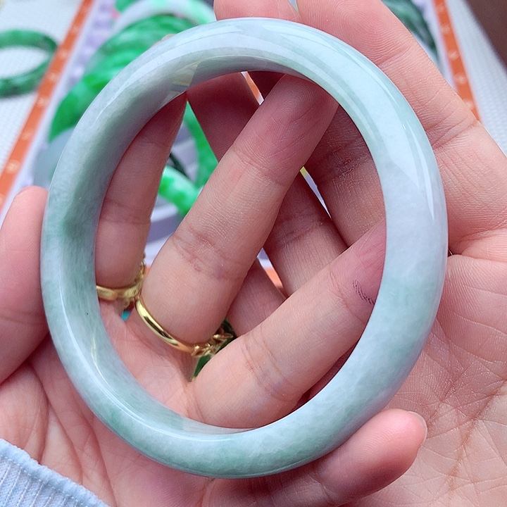 翡翠手镯未镶嵌翡翠