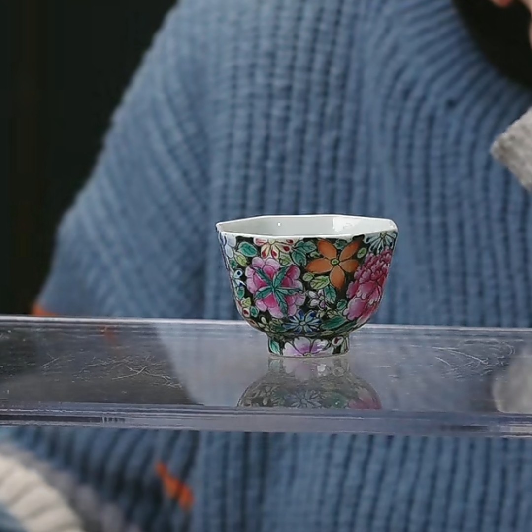 X墨地粉彩百花不露地纹八方杯