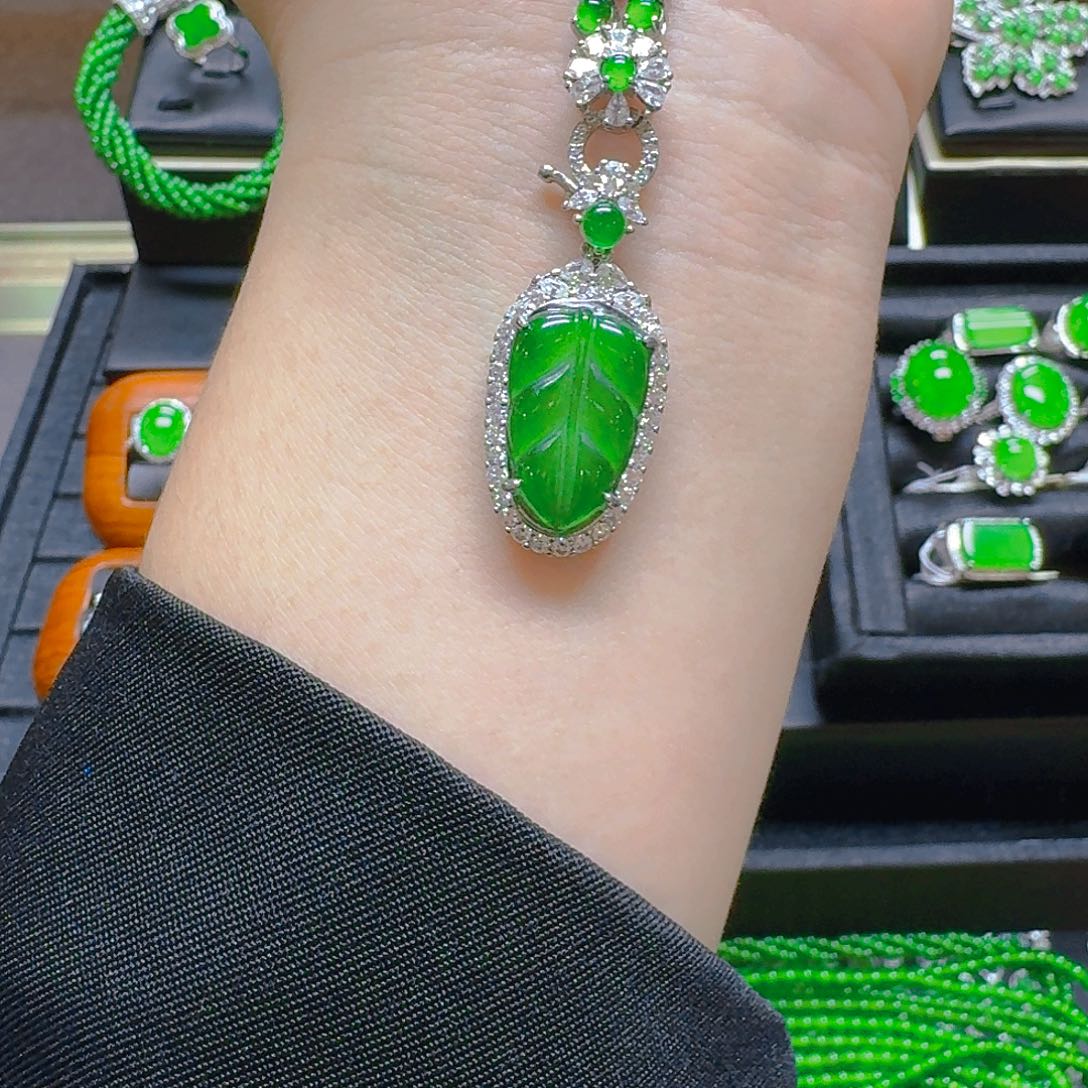 翡翠吊坠(赠链)未镶嵌