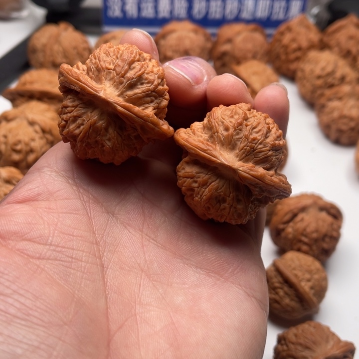 刘***爷文玩核桃吊坠血麒麟