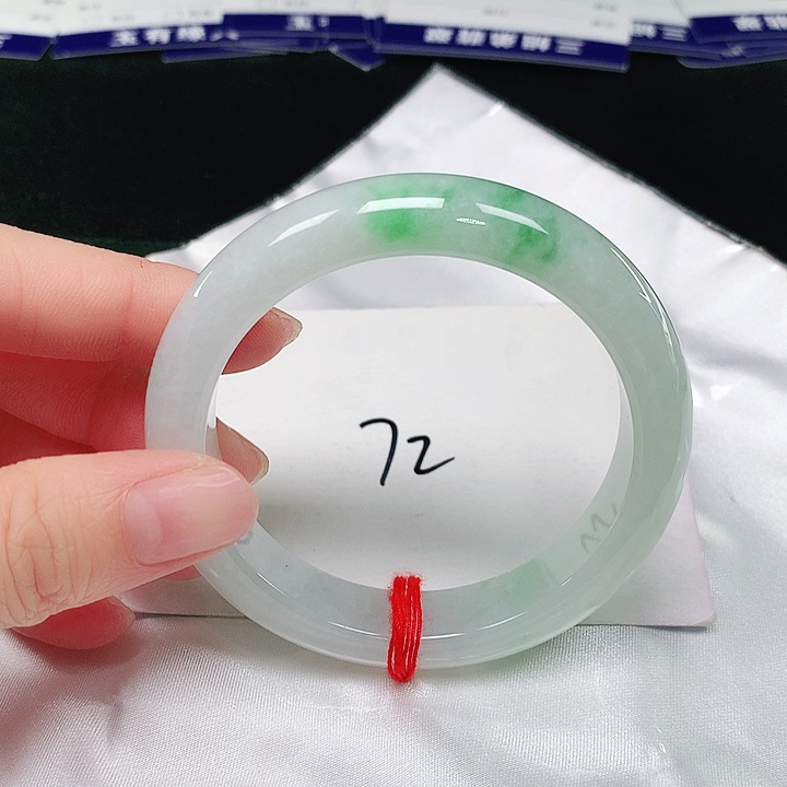 翡翠手镯未镶嵌翡翠手镯未镶嵌