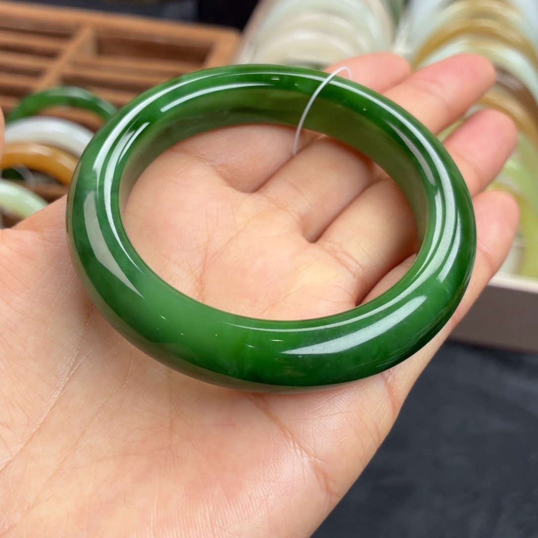和田玉未镶嵌手镯碧玉辣阳绿52圈微瑕放漏