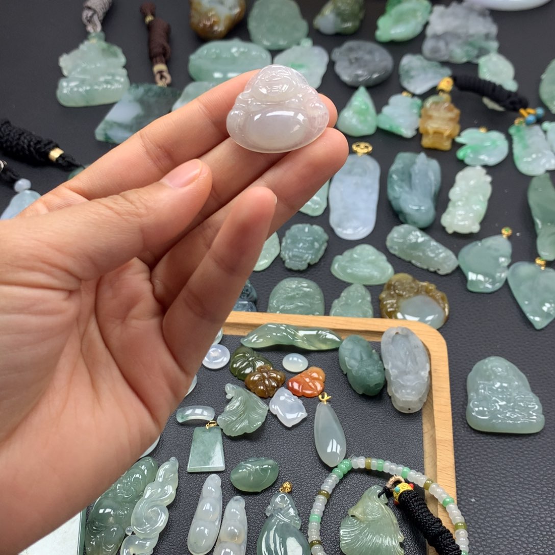 翡翠颈饰未镶嵌佛