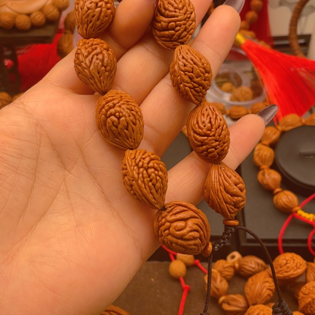 用***8桃核手串红红火火。红红火火